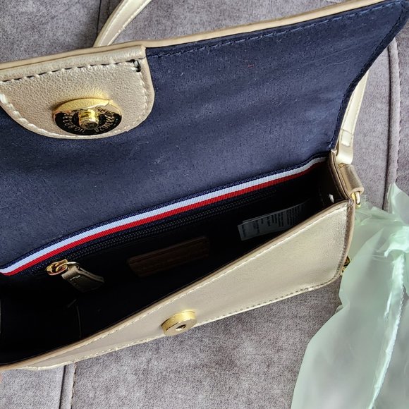 NWT Tommy Hilfiger Solid TH Logo Crossbody Bag - Picture 8 of 12